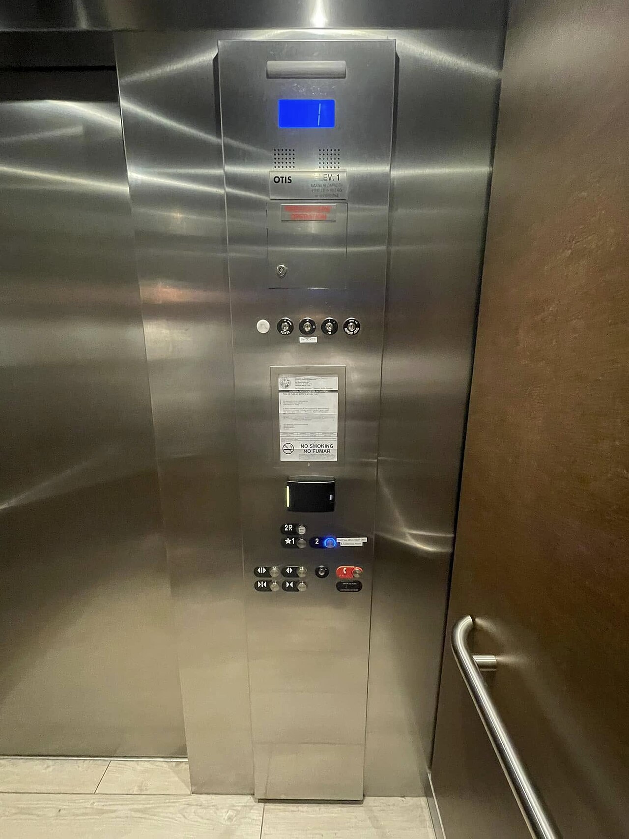 לוח כפתורי קומות בתוך תא מעלית