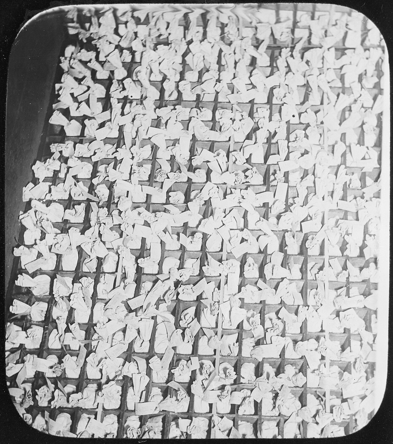 שקי מטבעות פתוחים ובהם ערימות של מטבעות