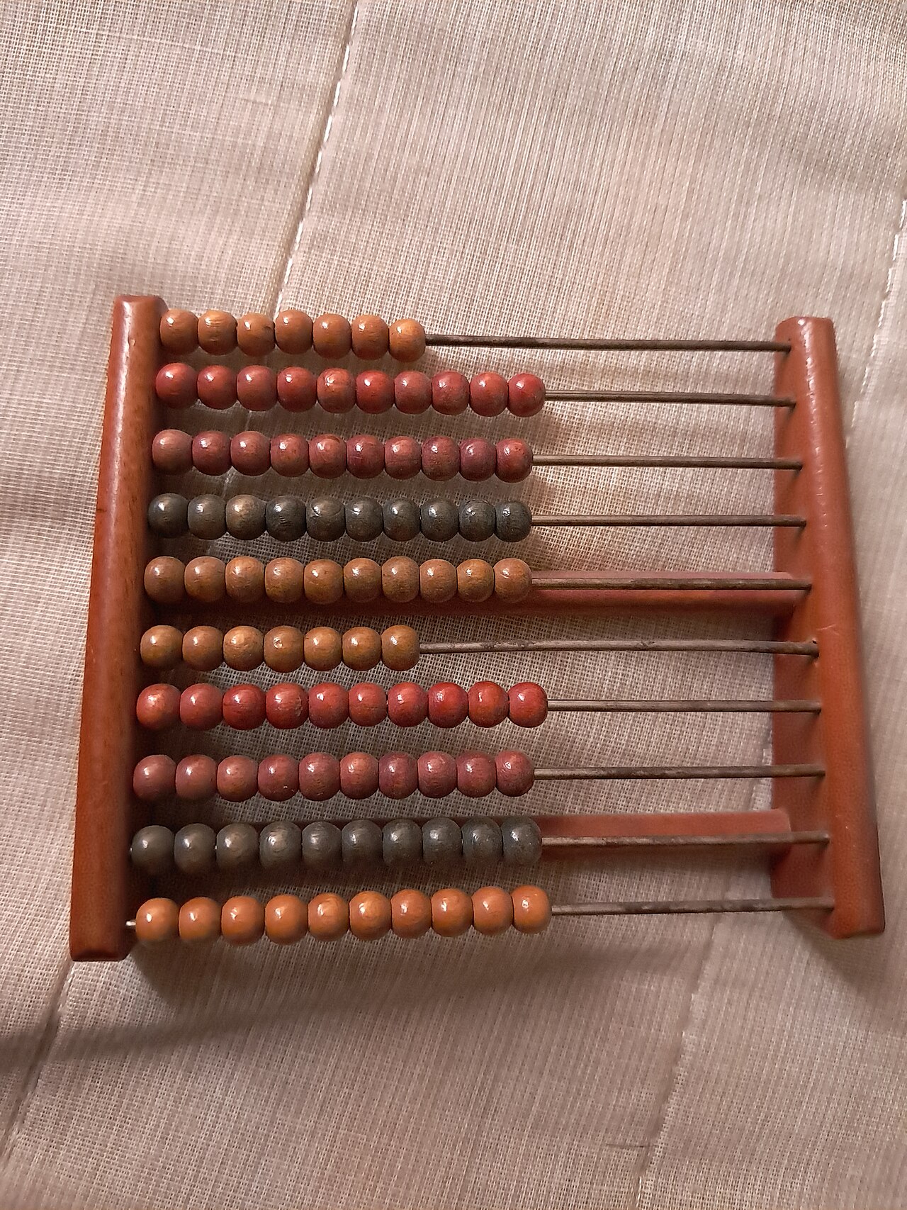 חשבונייה עתיקה מעץ עם חרוזי ספירה צבעוניים