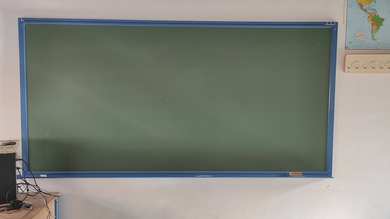 לוח גיר בכיתת לימוד