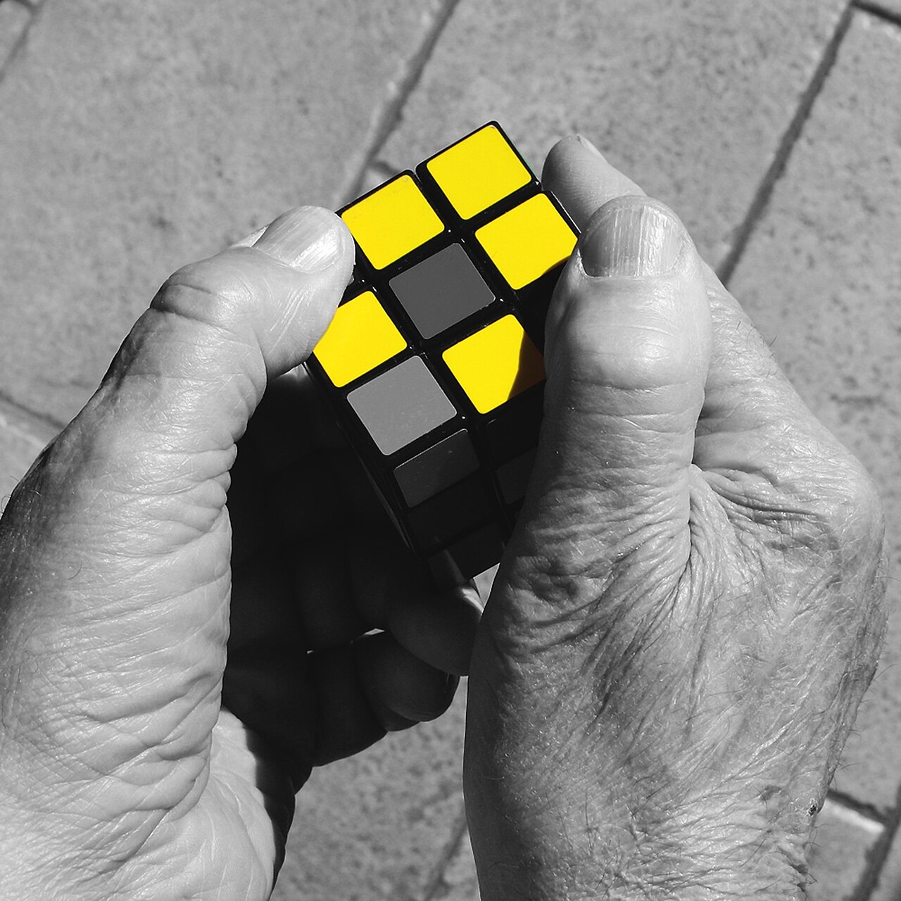 קובייה הונגרית צבעונית ביד