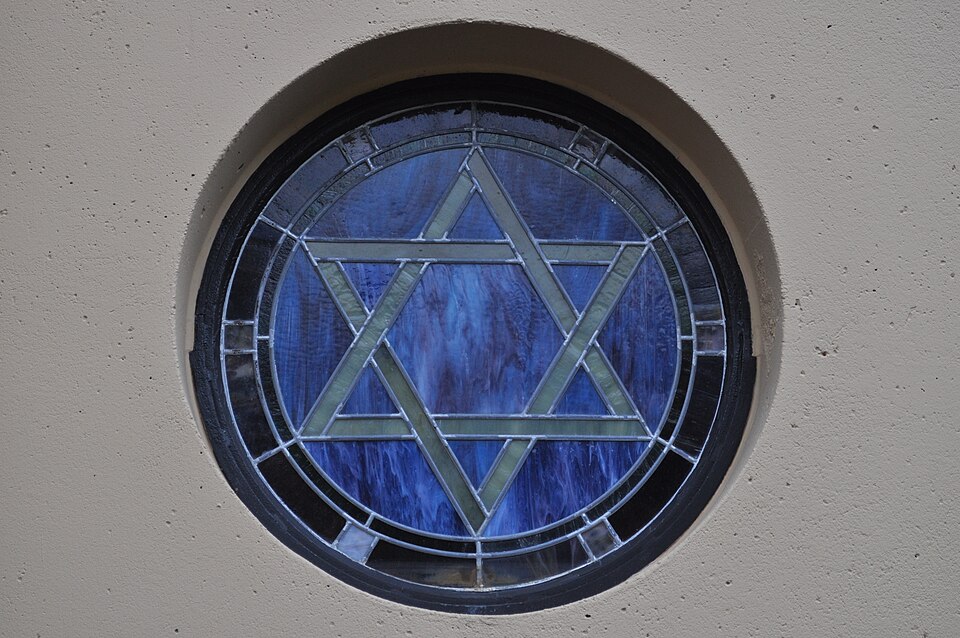 חלון עגול ובו מגן דוד עשוי זכוכית כחולה